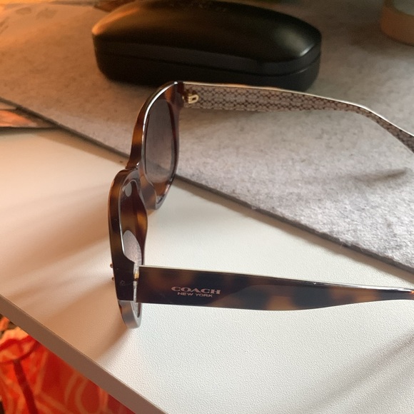Coach tortoiseshell sunglasses with case - Picture 4 of 5